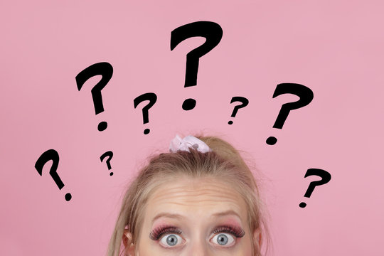 femme r&eacute;fl&eacute;chissant avec points d'interrogation 