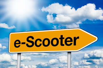 Wegweiser mit E-Scooter vor blauen Himmel