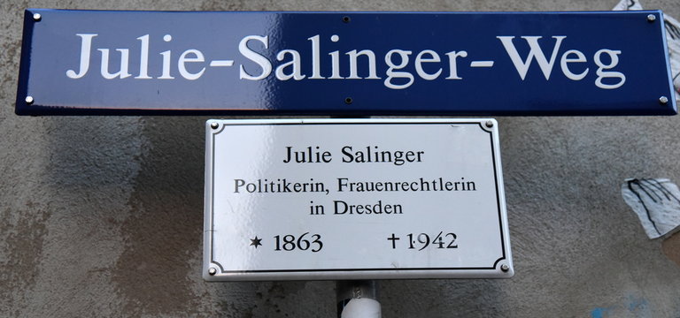 Julie Salinger Weg - Stra&szlig;enschild mit Gedenktafel
