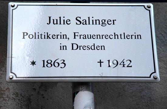 Gedenktafel f&uuml;r die Politikerin und Frauenrechtlerin Julie Salinger