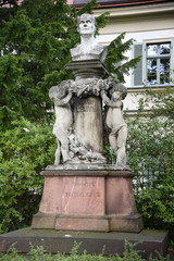 Fototapeta premium Marmor-Büste des Schriftstellers Gustav Nieritz auf einem Granitsockel