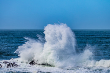 Fototapeta premium waves breaking on the beach