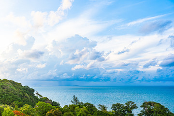 Obraz premium Beautiful panoramic landscape or seascape ocean with white cloud on blue sky for leisure travel in holiday