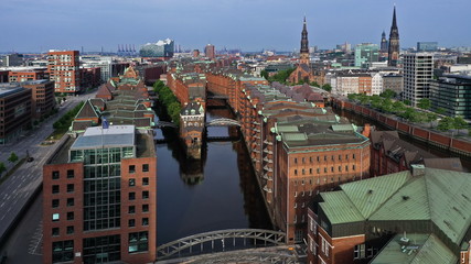 Fototapeta premium Hamburg Hafencity. Weltkulturerbe Speicherstadt mit Wasserschloss und Elbphilharmonie. Luftaufnahme