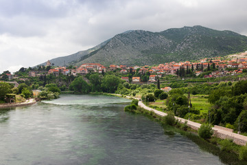 Obraz premium Widok na rzekę Trebishnica. Trebinje. Bośnia i Hercegowina