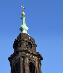 Kirchturmspitze der Kreuzkirche vor strahlend blauem Himmel