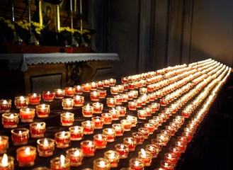 F&uuml;rbitte - brennende Opferkerzen unter Marienbild