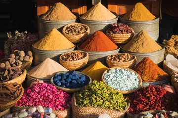 Fotobehang Marokko Kleurrijke kruiden op een traditionele markt in Marrakech, Marokko