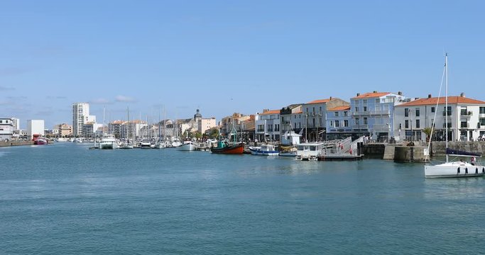 Voilier blanc passant dans le chenal des Sables d'Olonne