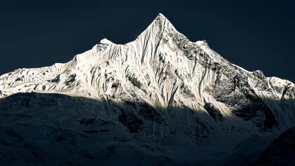 Abwaschbare Fototapete Gletscher Berggipfel mit Gletschern und Schnee im dunklen monochromen Stil, Himalaya
