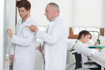 Obraz premium Science teacher instructing student