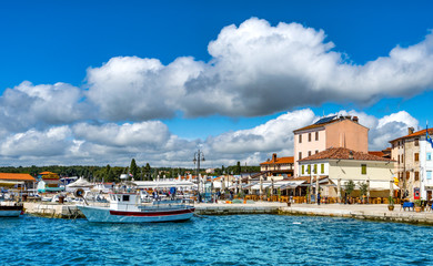 Fototapeta na wymiar Strandpromenade und Hafen Fazana, Istrien,Kroatien