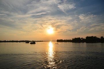 ラオスのデット島　雄大なメコン川と美しい夕焼け　川を行き交うボート