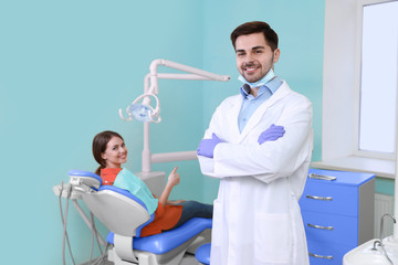 Obraz premium Professional dentist and patient in modern clinic