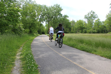 Obraz premium Middle-aged couple riding bicycles at Blue Star Memorial Woods in Glenview, Illinois