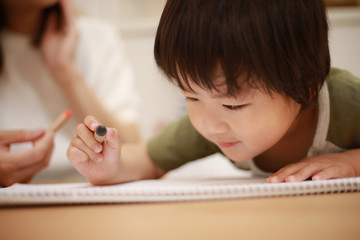 お絵かきする男の子
