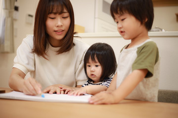 お絵かきする親子