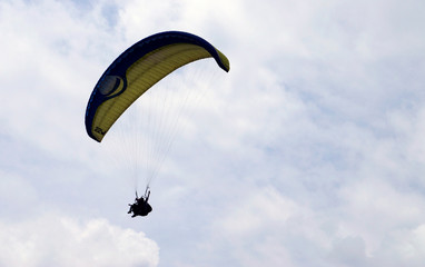 parapente volando