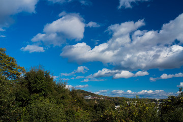 真夏の山と綺麗な青空