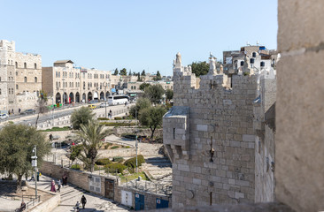 Obraz premium The city wall near the Damascus Gate in old city of Jerusalem, Israel