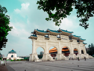 Obraz premium Taipei, Taiwan - May 13, 2019: Arch in front of the Liberty Square (Freedom Square) Main Entrance gate with tourist visiting Chiang Kai-Shek memorial hall in Taipei Taiwan.