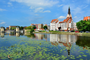 Stare miasto w Elbląg, Polska. Rzeka, Katedra, kamienice, most - obrazy, fototapety, plakaty