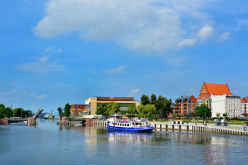 Statek i most na rzece Elblag, piękny krajobraz miejski