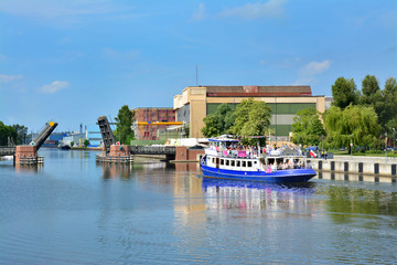 Statek i most na rzece Elblag, piękny krajobraz miejski - obrazy, fototapety, plakaty