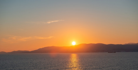 Obraz premium Panoramic view of Mediterranean sea, sky and sun at sunset in Palma de Mallorca, Spain.