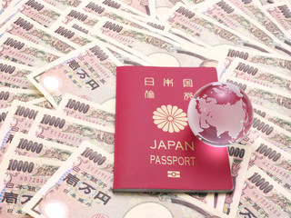 パスポートとクリスタルの地球と日本の紙幣