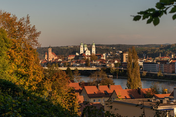 Blick auf Passau mit dem St. Stephans Dom und Kirche