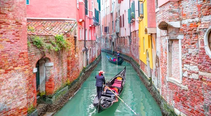 Poster Im Rahmen Venezianischer Gondoliere stochert Gondel durch das grüne Kanalwasser von Venedig Italien © muratart