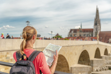 Schöne blonde Frau erkundigt mit der Landkarte die Stadt