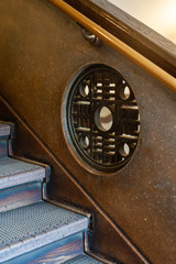 大きな丸い飾りのある階段