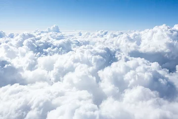 Tuinposter Wolken en lucht vanuit het raam van het vliegtuig © fotofabrika