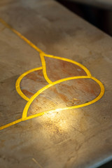 照明が反射しているテーブル