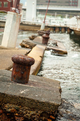 震災でゆがんだ港の船着き場