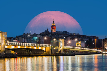 Obraz premium Galata Tower, Galata Bridge, Karakoy district and Golden Horn at morning, istanbul - Turkey 