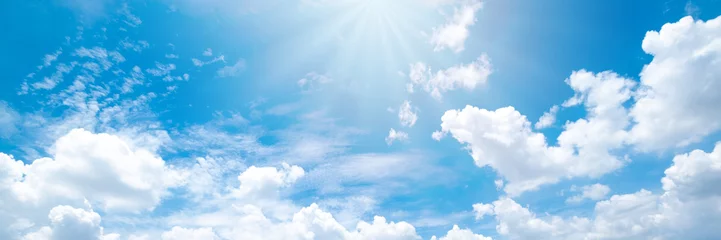 Poster Im Rahmen Schöne Wolken des blauen Himmels für Hintergrund. Panorama des Himmels. © suthisak