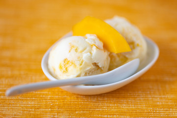 Selbstgemachter Frozen Yogurt mit Löffel