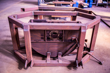 Mechanical factory workshop mechanical equipment circular cake shaped steel plate cutting