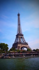 Obraz na płótnie Canvas A view of the Eiffel Tower. Une vue de la Tour Eiffel