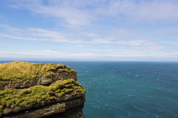 Sonnige Steilküste in Irland