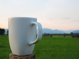 Kaffeetasse vor Berglandschaft