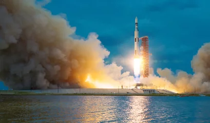 Stickers pour porte Nasa Rocket décolle dans le ciel. Beaucoup de fumée et de gaz. Les éléments de cette image fournis par la NASA.
