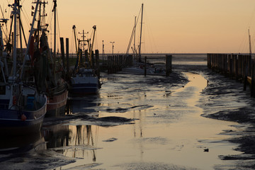 Hafen Nordsee am Wattenmeer bei Ebbe und nach Sonnenuntergang in Dorum - Harbor North Sea on the Wadden Sea at low tide and after sunset in Dorum