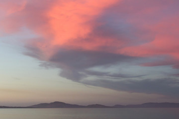 Sonnenuntergang am Meer in Sardinien mit rot glühenden Wolken - Sunset on the sea in Sardinia with red glowing clouds,