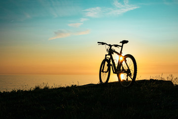 Obraz na płótnie Canvas silhouette of a bicycle at sunset.