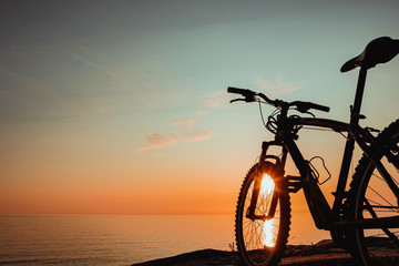 Fototapeta premium silhouette of a bicycle at sunset.