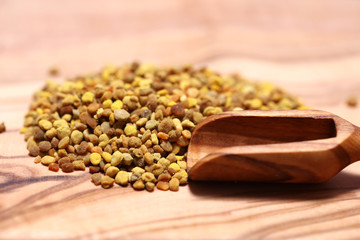 Propolis Bienenpollen Blütenpollen auf einer Gewürzschaufel